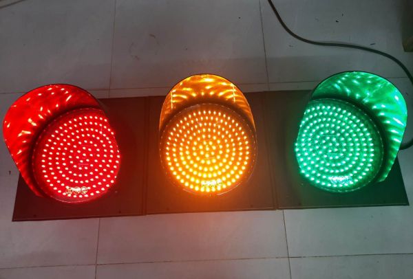 Đ&egrave;n xanh v&agrave;ng đỏ